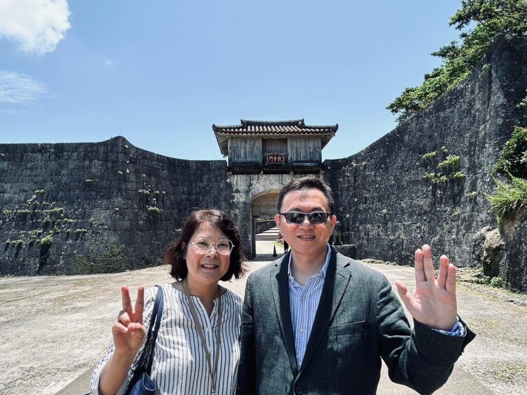 沖繩島的首里城前