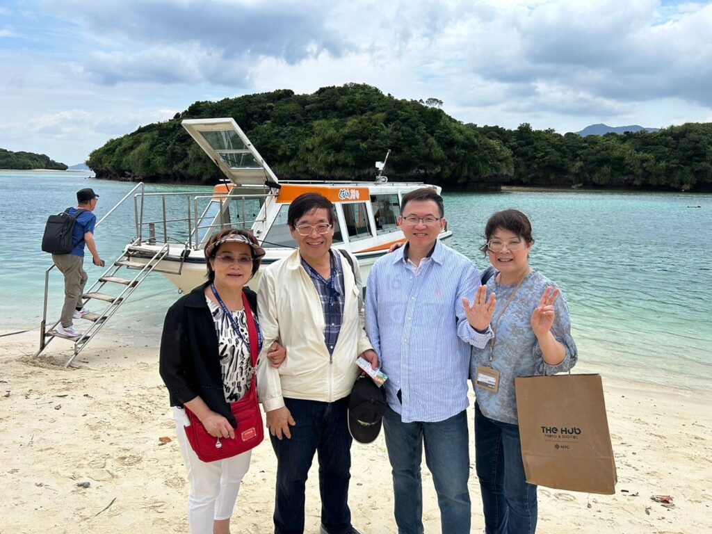 Li Xiu, I, Mr. Ye and his wife Shuzhen took a photo together on Ishigaki Island