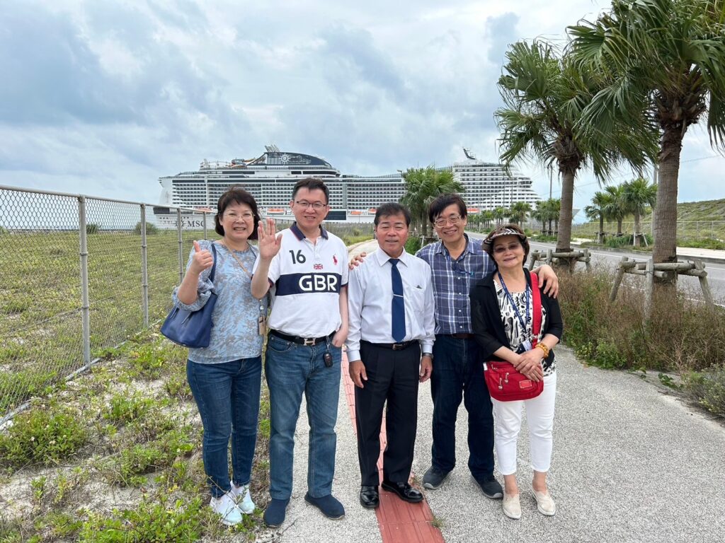 Took a full picture of the entire cruise ship at Ishigaki Island, with the local tour guide driver in the middle.