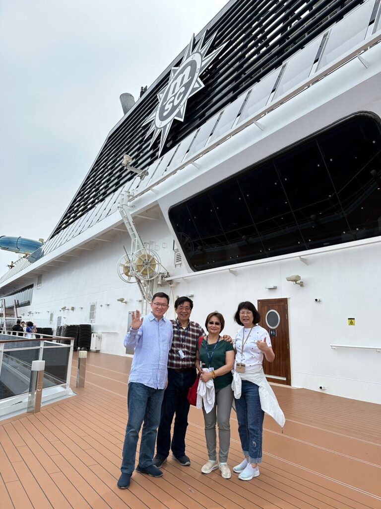 Li Xiu, I, Deputy Ye and his wife Shuzhen took a group photo on the MSC Glory cruise ship