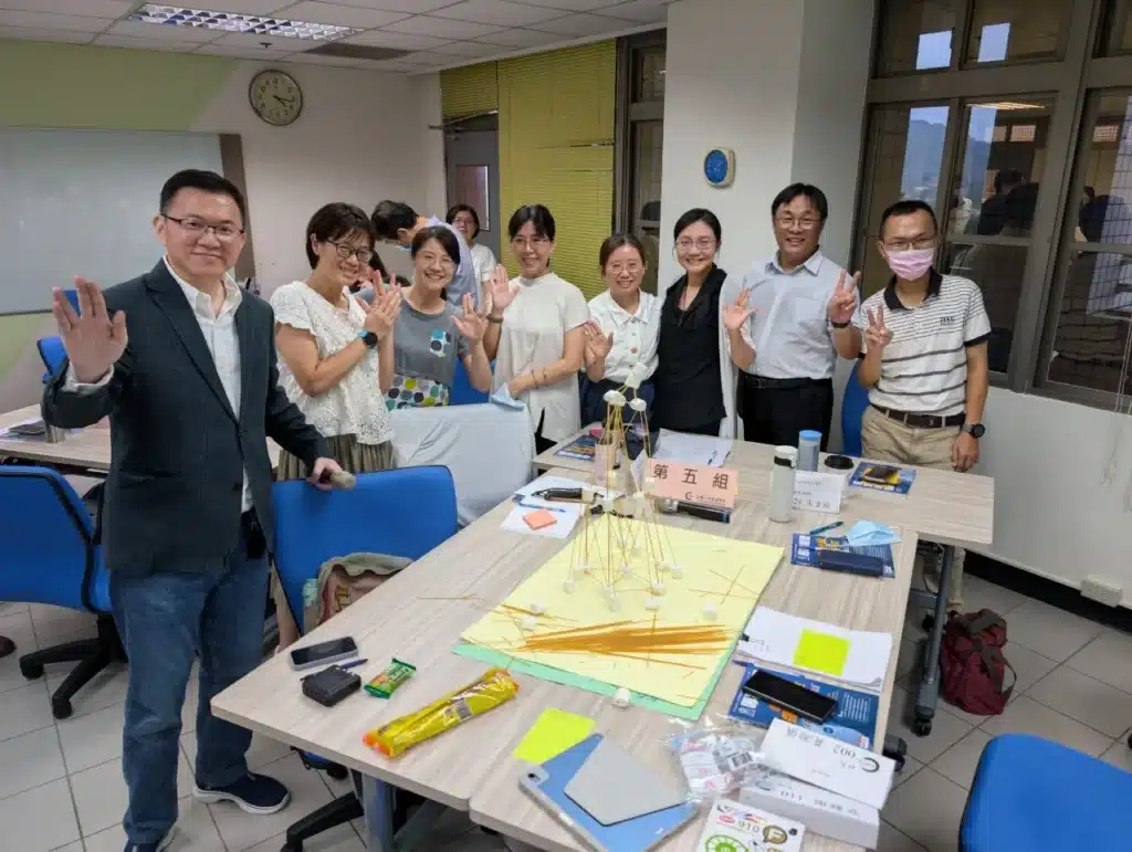 A group photo of the fifth group of supervisors with their tall tower