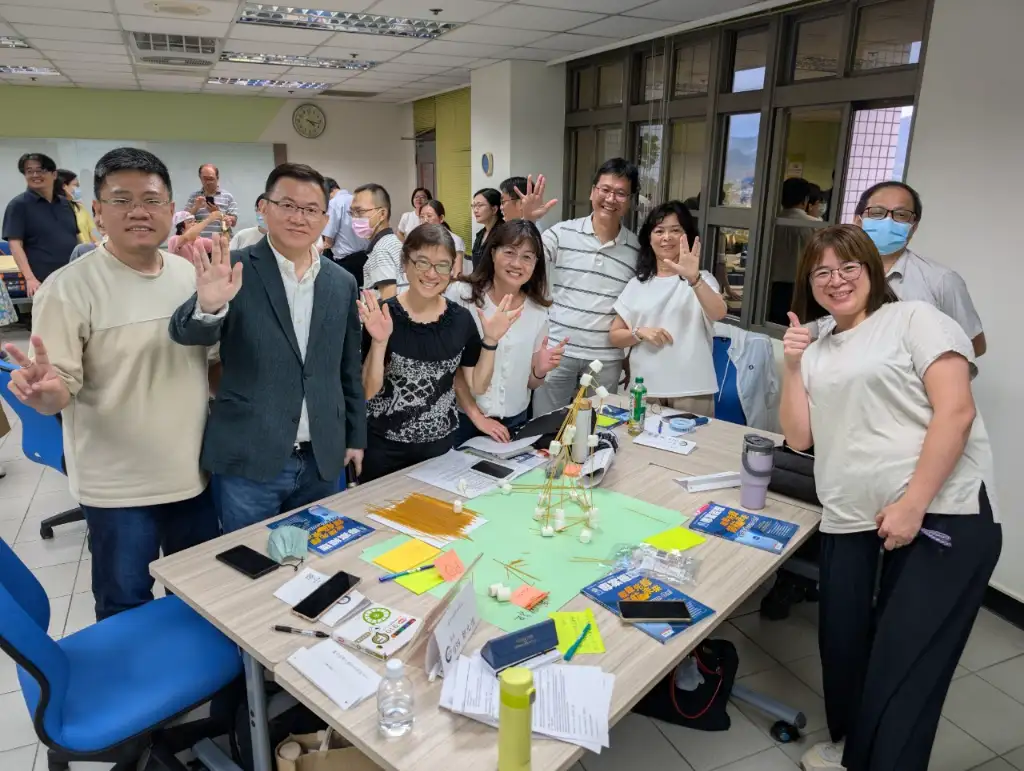 A group photo of the fourth group of supervisors with their tall tower.