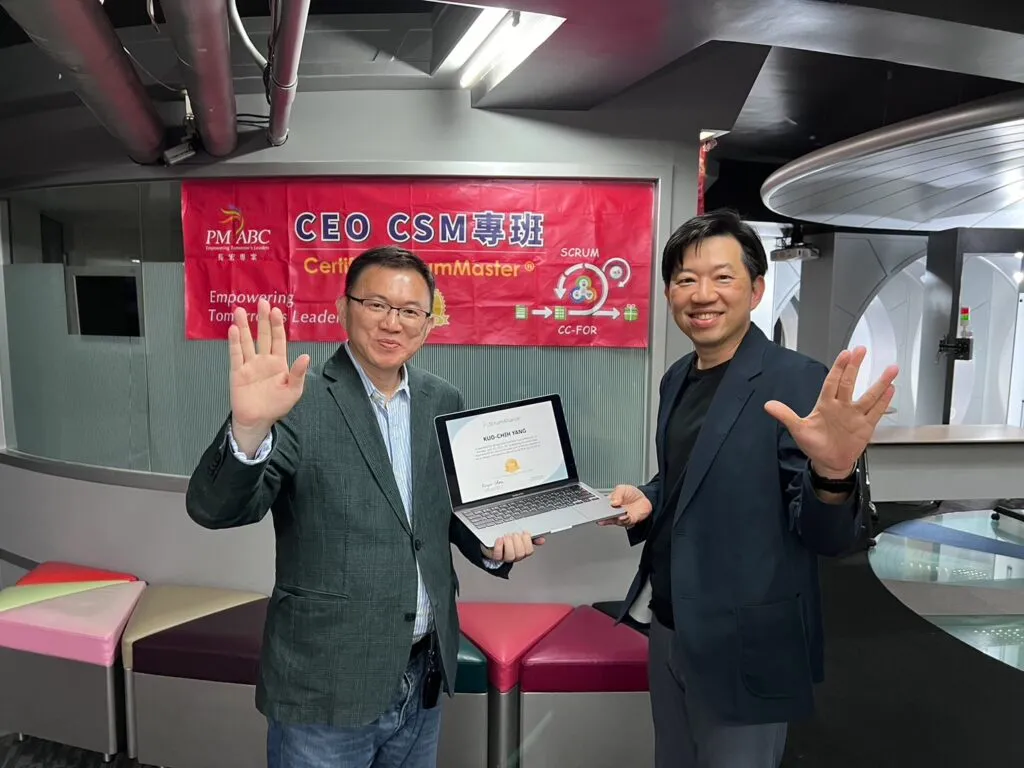 A photo of me with the 200th CEO, Yang Guozhi, General Manager of Fuhong Network Company.