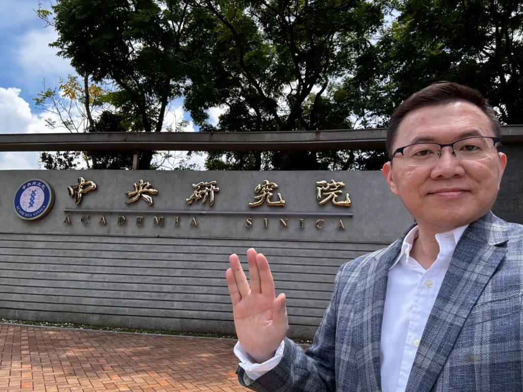 In front of the entrance to Academia Sinica