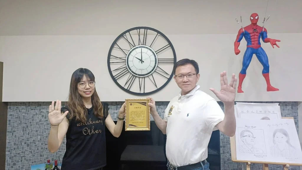 Roger老師在公司與他美麗的秘書Nini Jessamin, CSM 合照