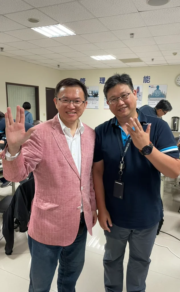 Innovative Leap: The Transformation and Enlightenment of Innolux Corporation 5 Dr. Roger and CSM volunteer Du Guanxian in a photo together.