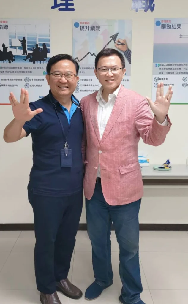 創新的飛躍:群創光電的轉變與啟示 3 Roger與幼銘處長合照
