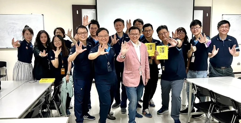創新的飛躍:群創光電的轉變與啟示 6 Roger與群創同仁合照