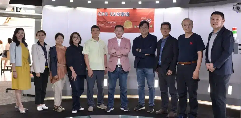 From the left: CEO Wu Can-Yin, Lin Xin-Yi, Yang Wan-Hua, Ting-Yu,

 Liao Jian-Hong, Roger CST, You Wen-Ren, Chen Wei-Liang, Huang Chao-Wu, Wang Long-Fei