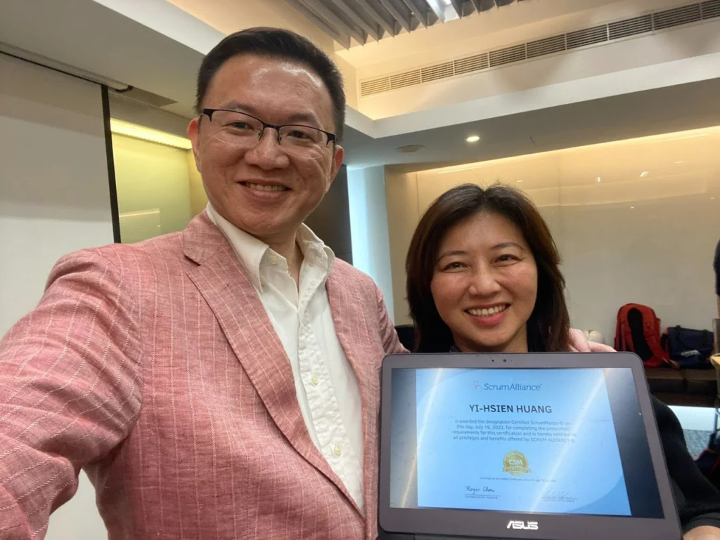 CEO CSM, the Zenith of CSM Courses on a Global Scale 22 The first CSM certificate issued by Teacher Roger was awarded to the Vice-Chairman of Zong Ge Precision Company, Huang Yixian.
(the first cohort was co-trained with Bill Li)