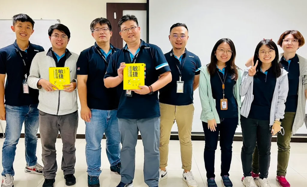 創新的飛躍:群創光電的轉變與啟示 7 群創同仁拿書合照