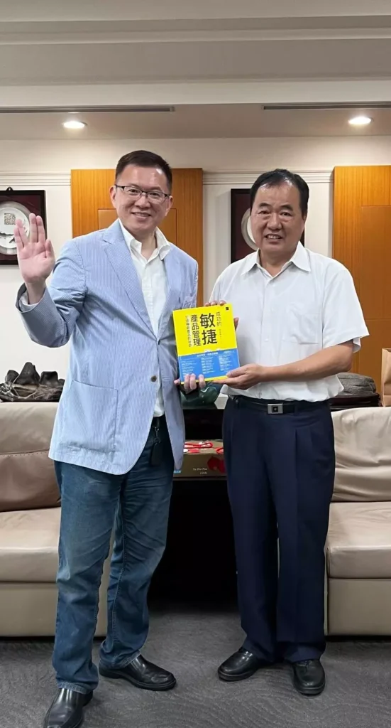 拜會政府文官, 邀請加入CEO CSM培訓 2 Roger與漁業署張致盛署長合照