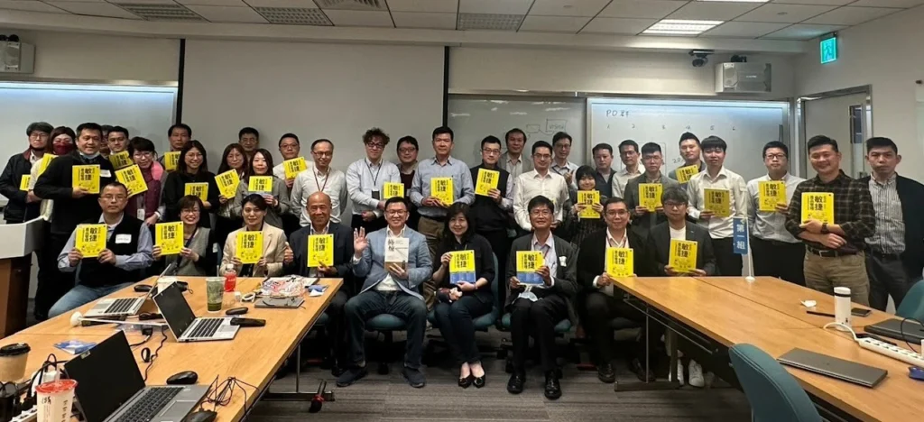 FETC 張永昌總經理、開發產品團隊與Roger老師合照