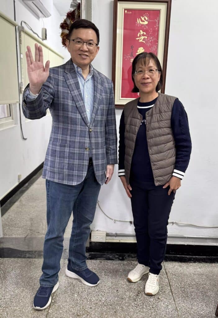 我與本次首梯CSM專班承辦林美珠科長合照