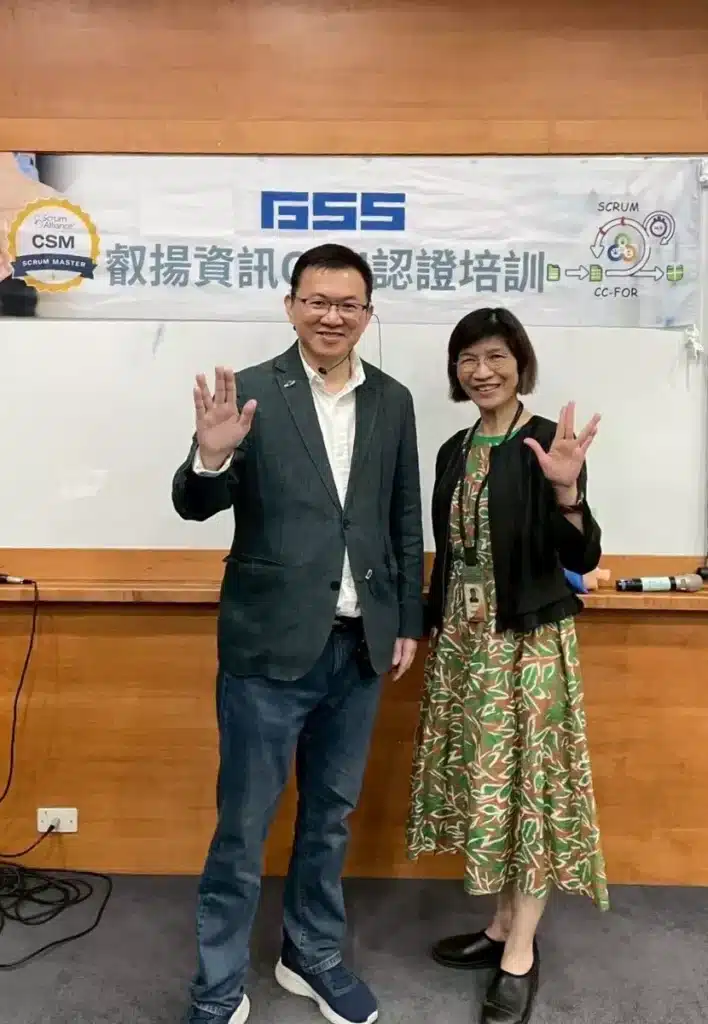 叡揚資訊的敏捷進化——謙卑務實,持續精進的高階主管CSM專班 11 我與叡揚敏捷推手 事業群總經理 胡瑞柔 Flora合照