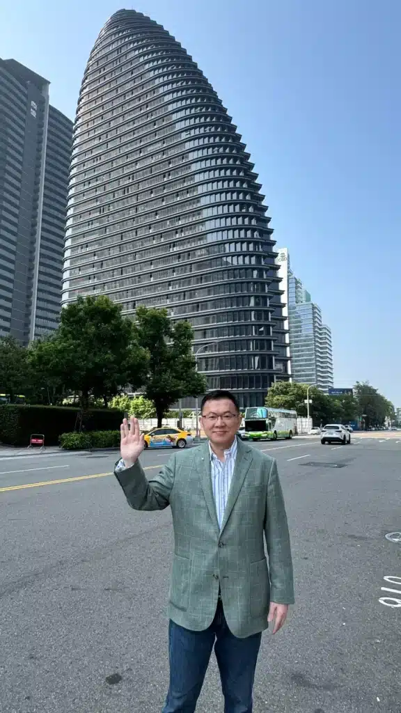我與台中著名地標春筍大樓NTC國家商貿中心的合照