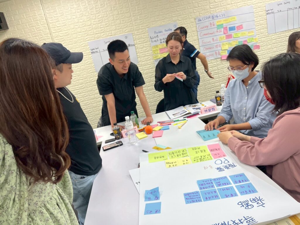 第三組熱烈討論APP開發的樣子