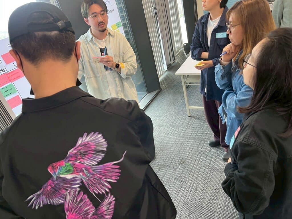 第二組專心討論課程的樣子