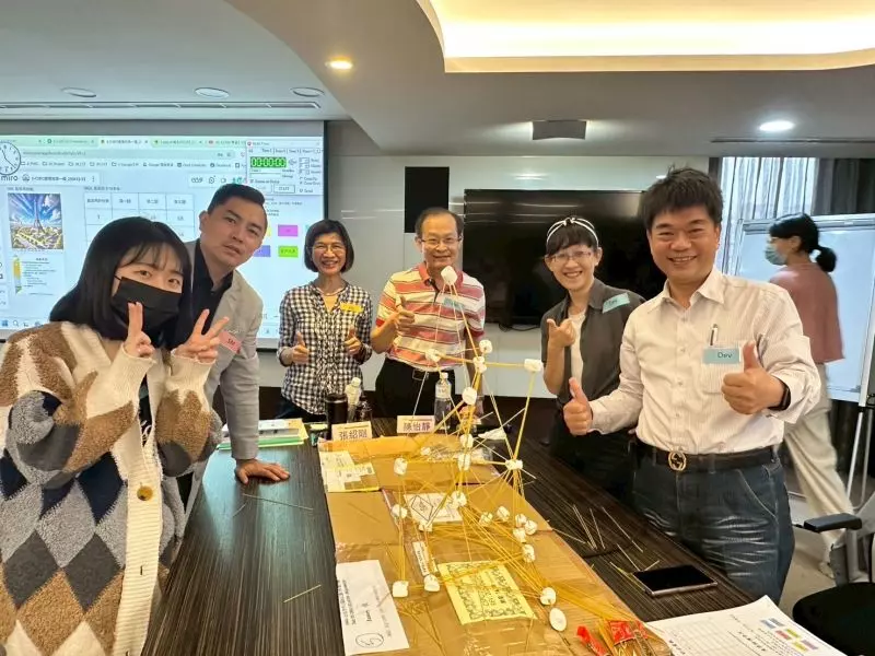 為什麼CSM只是開始?高階主管打開CSPO盲盒後的真實轉變與回饋 2 高階主管與年輕熱情的產品負責人一起共創及學習