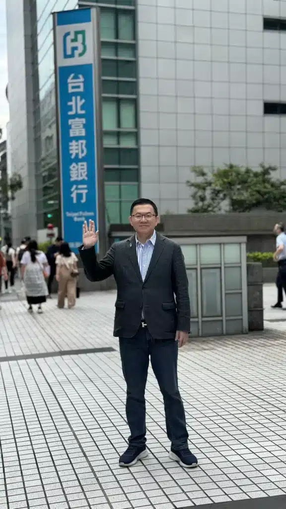 台北富邦 × 長宏專案攜手推動敏捷與專案管理:全台最具競爭力銀行的轉型行動 2 與台北富邦大樓合照