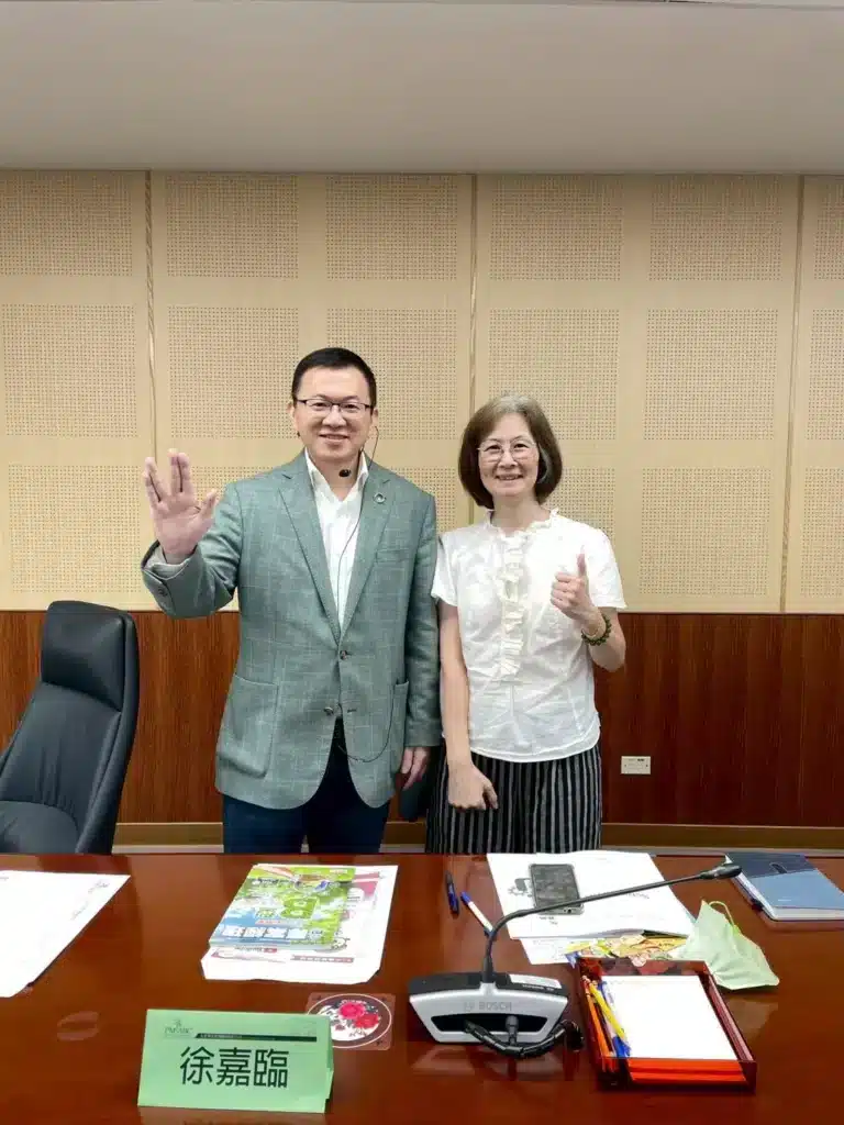 Agile for Government Contracts? A Joint Agile Workshop Between Client and Vendor Breaks All Expectations. 2 Photo of Me with Director Hsu Chia-Lin of the Information Division, Examination Yuan