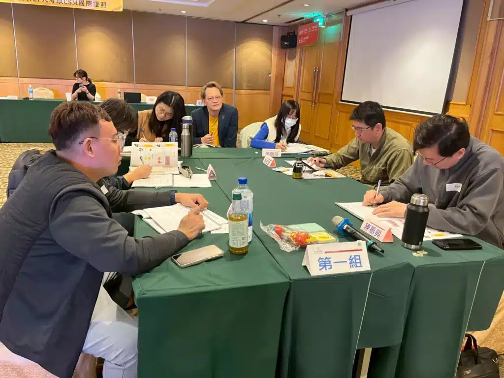 Figure 8. Chairman Su O-Chuan (center) learning together with a CSM team.