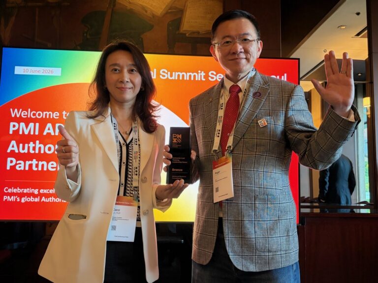 When PMP Meets Scrum: Bringing Home Taiwan's First PMI Project Management Education Honor — A Letter to Taiwan's Project and Agile Community 25 周龍鴻與林欣怡於首爾領取台灣首座 PMI 專案管理教育榮譽獎