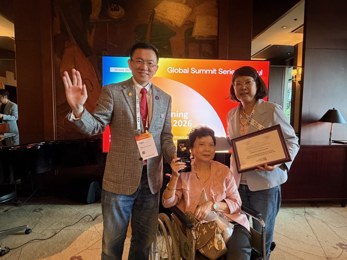 Roger Chou's mother and wife Elly at the award ceremony in Korea