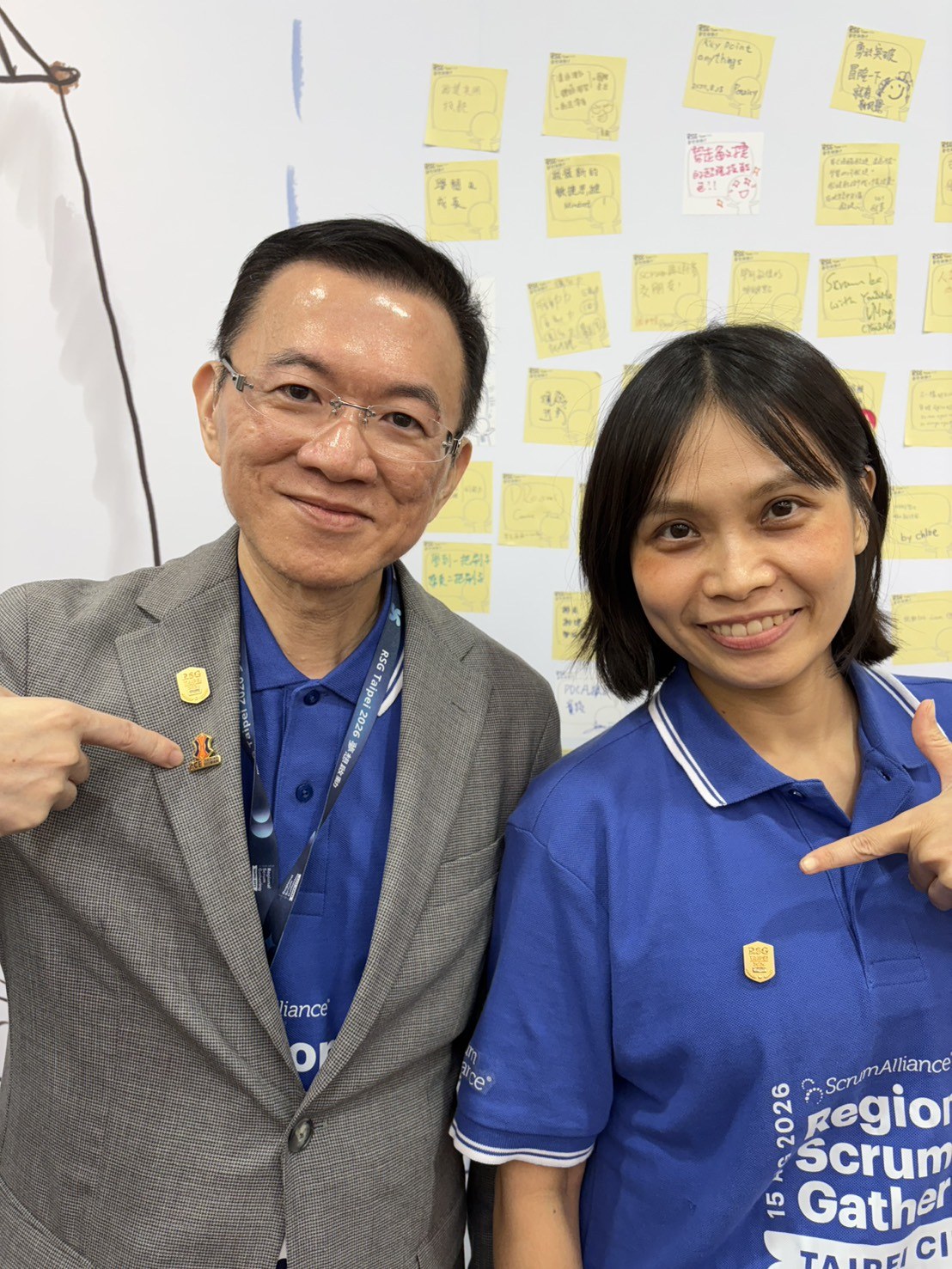 This Isn't Just Another Regional Scrum Gathering: When Scrum Walks Into the CEO's Decision Room 15 Dr. Roger Chou and volunteer Chang Ya-chun, who proposed the badge, pinning it on together